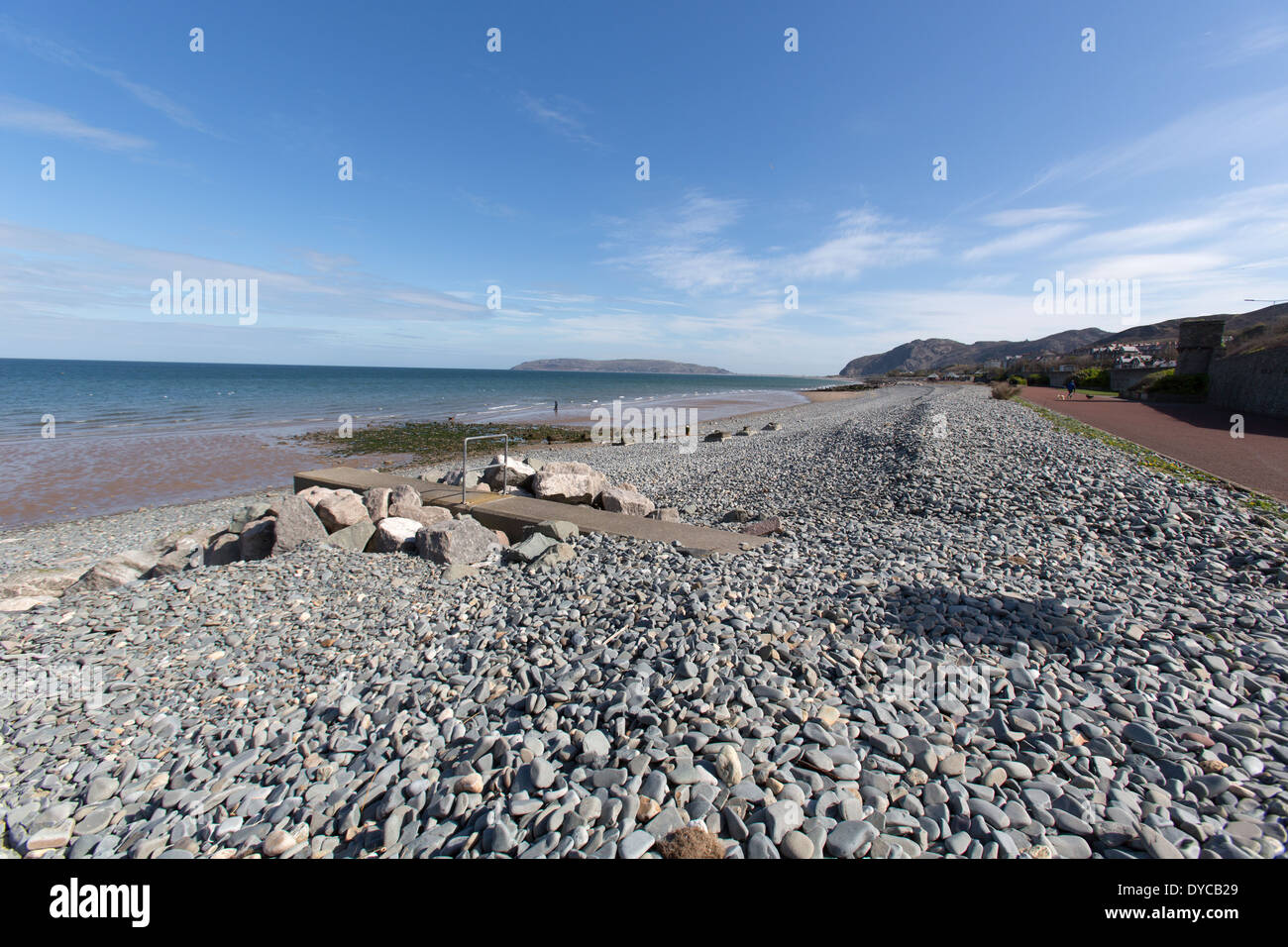 Il Galles sentiero costiero nel Galles del Nord. Vista pittoresca del Wales coast Path a Penmaenmawr esplanade. Foto Stock