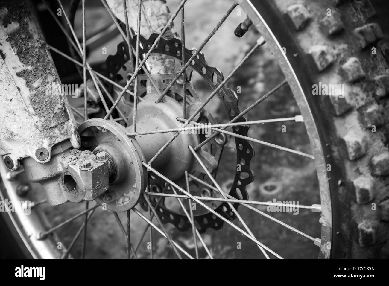 Close up frammento monocromatica di fronte sport motocross ruota di bicicletta Foto Stock