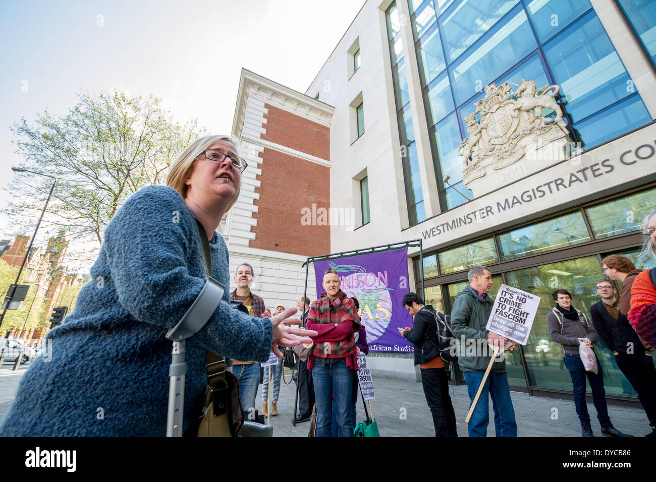 Londra, UK . Xiv Apr, 2014. Amy Jowett, anti-fascisti protester cui gamba è stato interrotto dalla polizia il 1 giugno 2013 durante un contatore-dimostrazione contro la BNP, si unisce la protesta di solidarietà per il "antifasciste" cinque dimostranti fuori Westminster Magistrates Court di Londra. Credito: Guy Corbishley/Alamy Live News Foto Stock