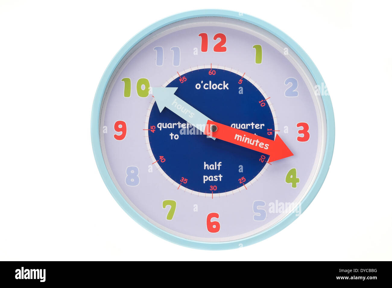 Un orologio da parete che aiuta a insegnare ai bambini a dire il tempo. Foto Stock