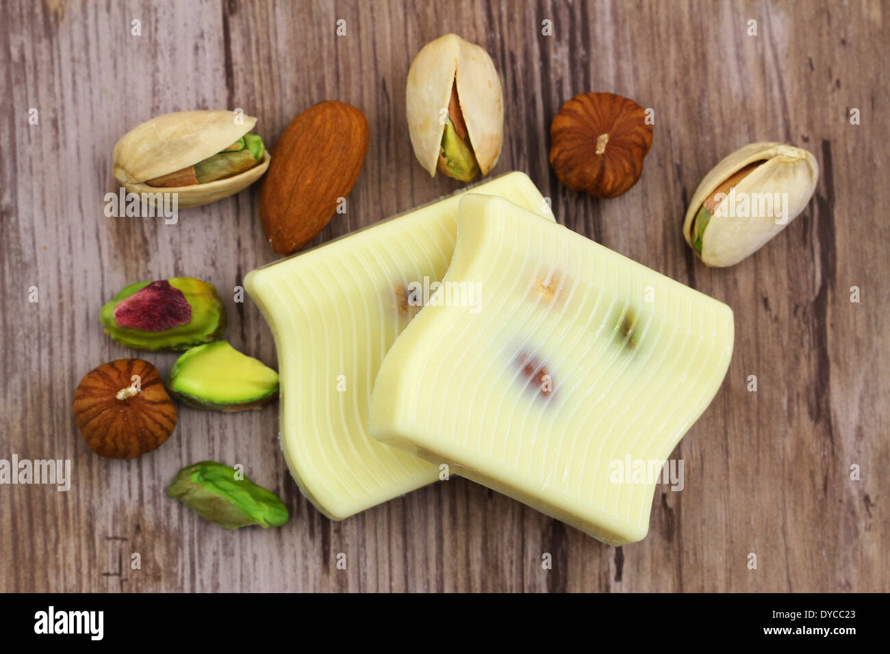 Bianco pezzi di cioccolato con mandorle e pistacchi e nocciole Foto Stock