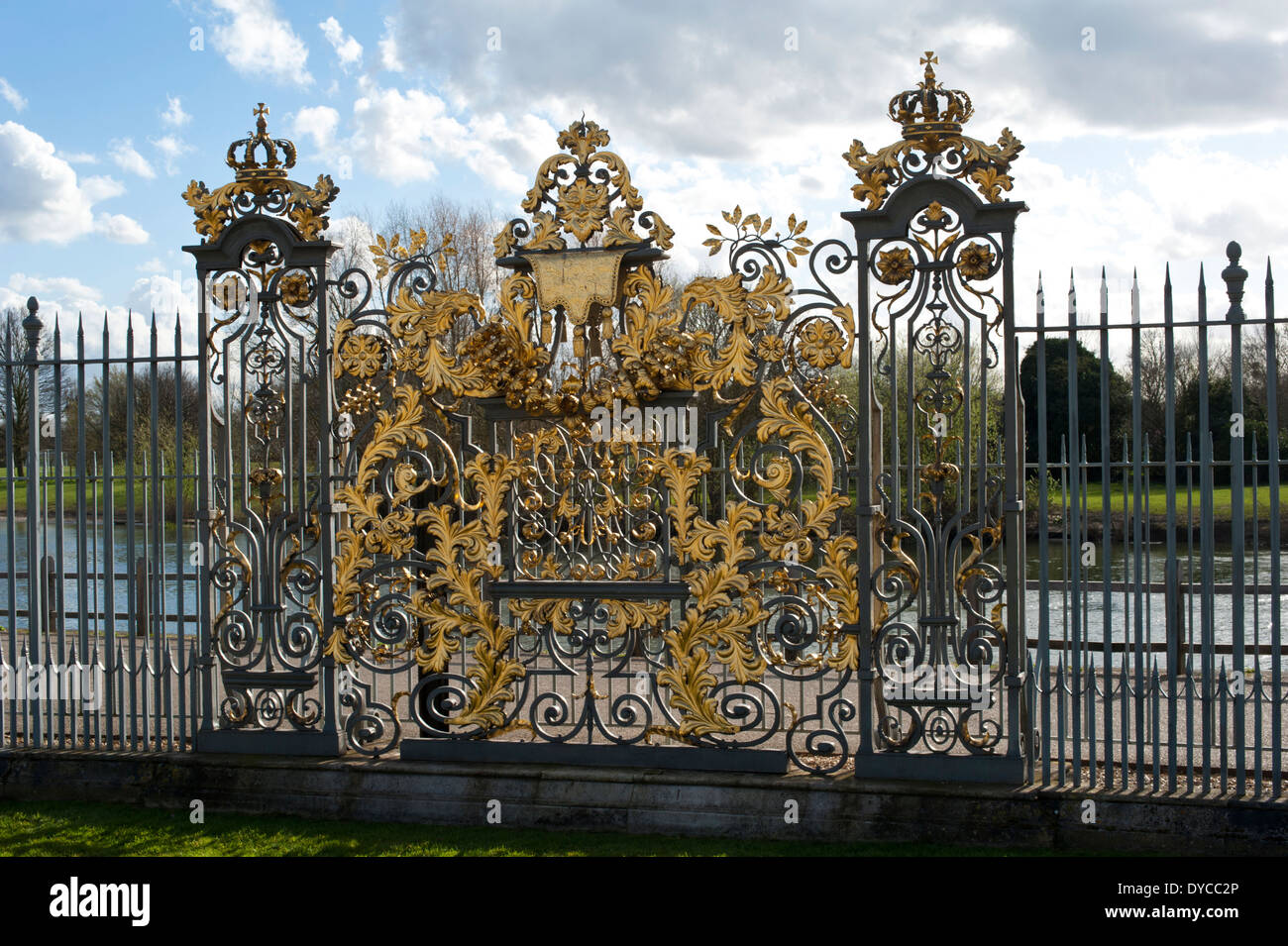 Vista di Hampton Court Palace tijou schermo, Hampton Court, Surrey, Regno Unito. Foto Stock