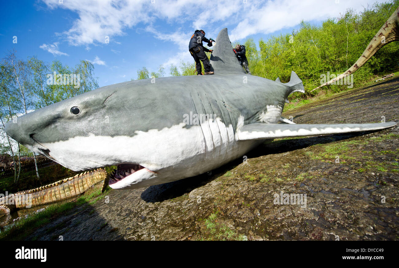 Muenchehagen, Germania. Xiv Apr, 2014. La pinna dorsale è attaccato alla vita-size la ricostruzione di un Megalodon (squalo preistorico) nel Parco Dinosauri in Muenchehagen, Germania, 14 aprile 2014. Con una lunghezza di 15 a 20 metri Megalodon è suggerito a guardare come il grande fratello del grande squalo bianco. Foto: Christoph Schmidt/dpa/Alamy Live News Foto Stock