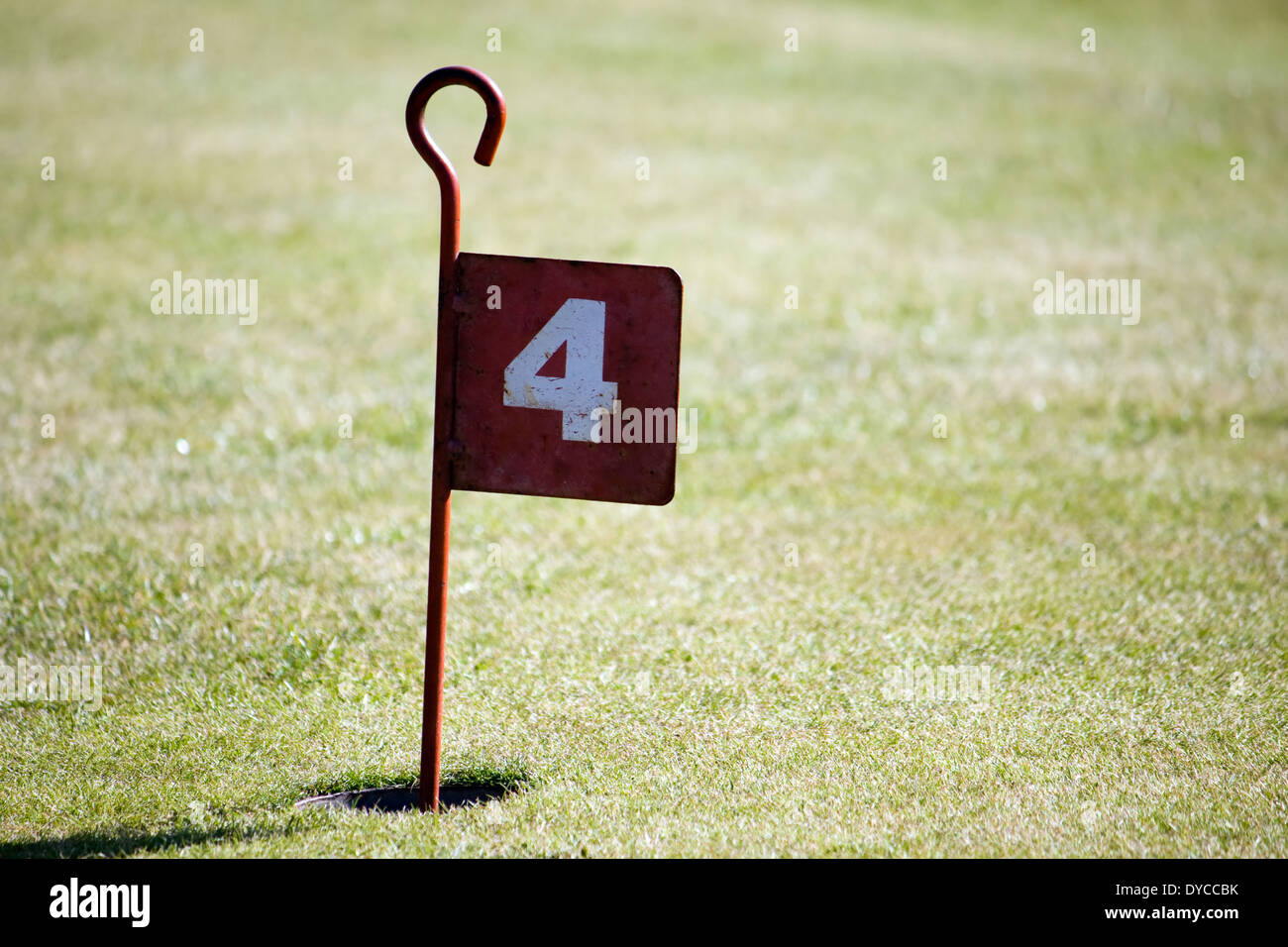 Foro numero 4 su un pubblico putting green. Foto Stock