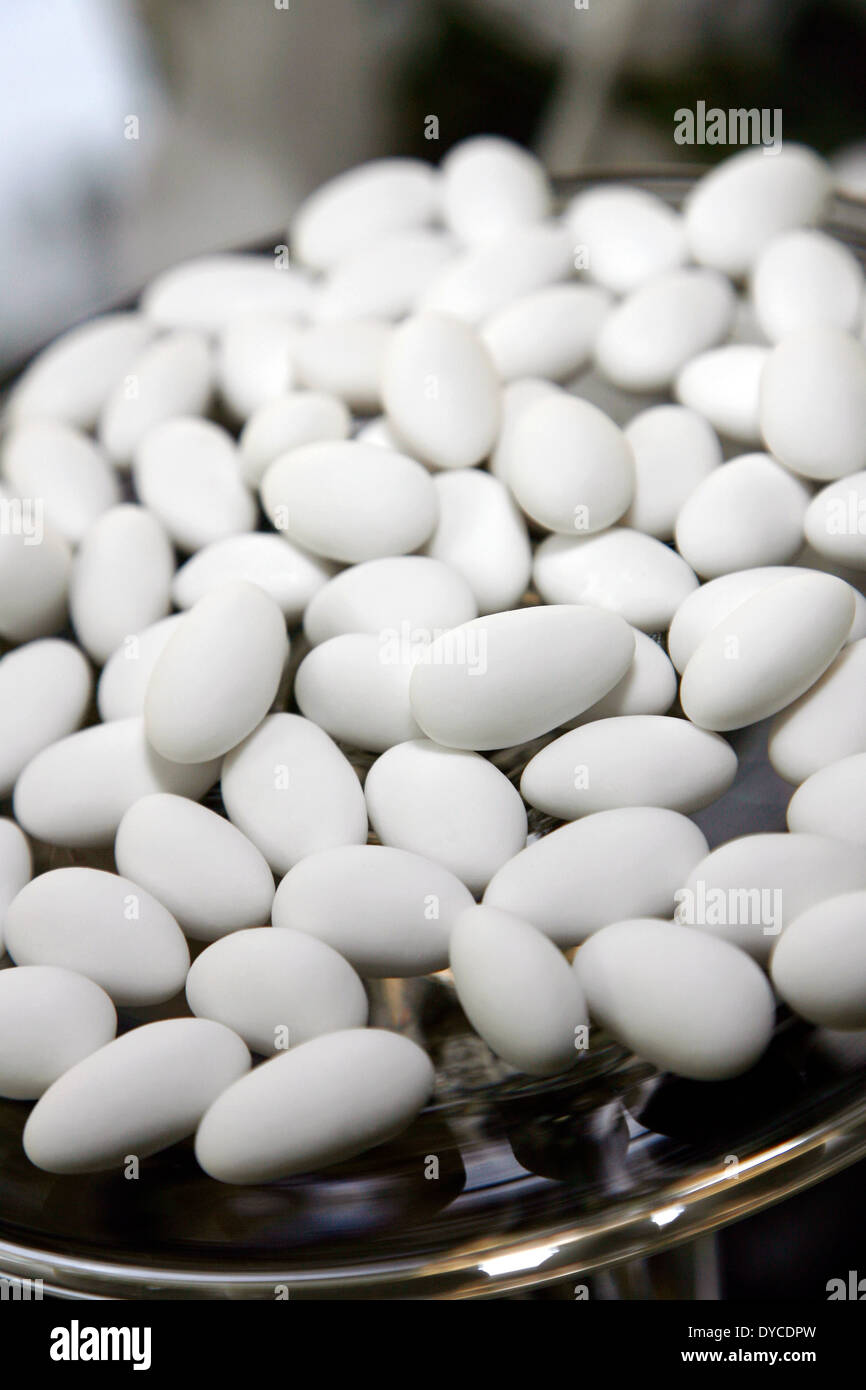 Confetti su un vassoio Foto Stock