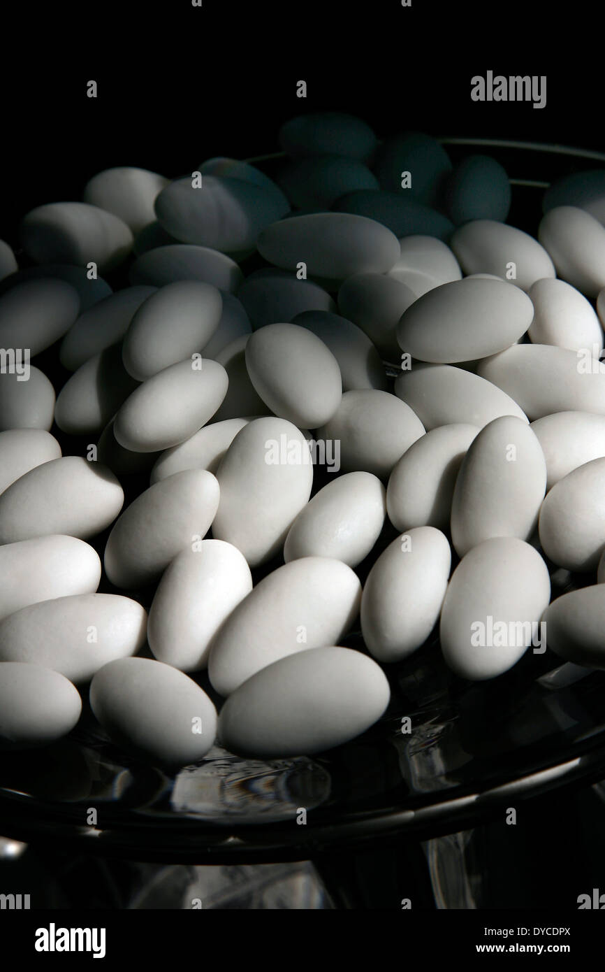 Confetti su un vassoio Foto Stock