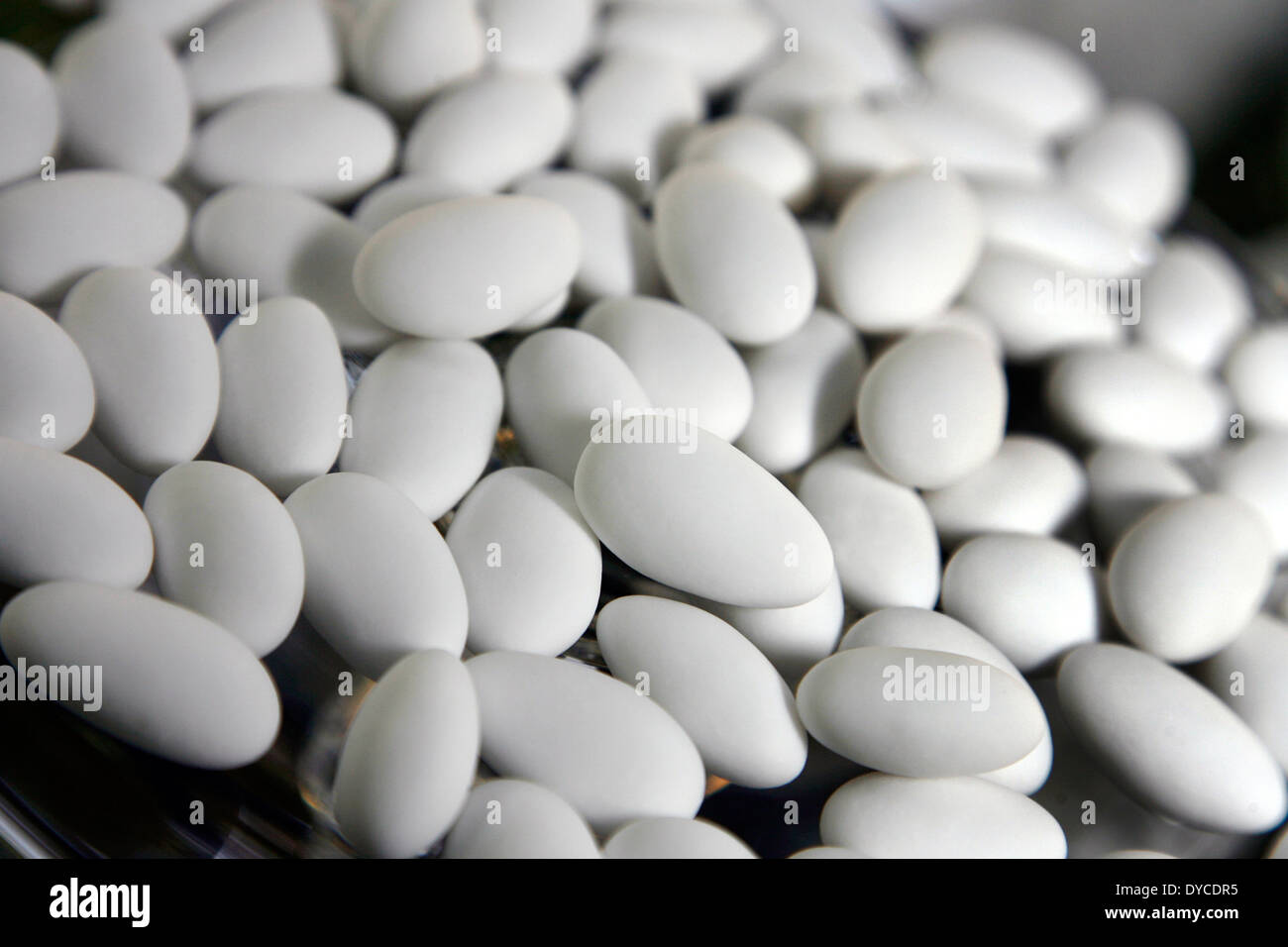 Confetti su un vassoio Foto Stock
