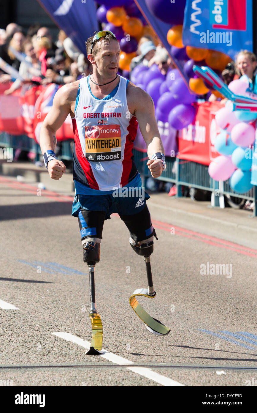 Londra, UK . Xiii Apr, 2014. Atleta, Richard Whitehead della Gran Bretagna è allietata da una folla di spettatori come egli corre sopra il Tower Bridge durante la Vergine maratona di Londra il 13 aprile 2014 a Londra, Regno Unito. Credito: Jamie Hunt/Alamy Live News Foto Stock