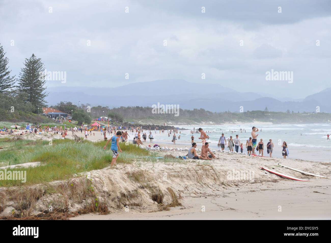 Frequentatori di spiaggia a Byron Bay, Nuovo Galles del Sud, Australia. Foto Stock