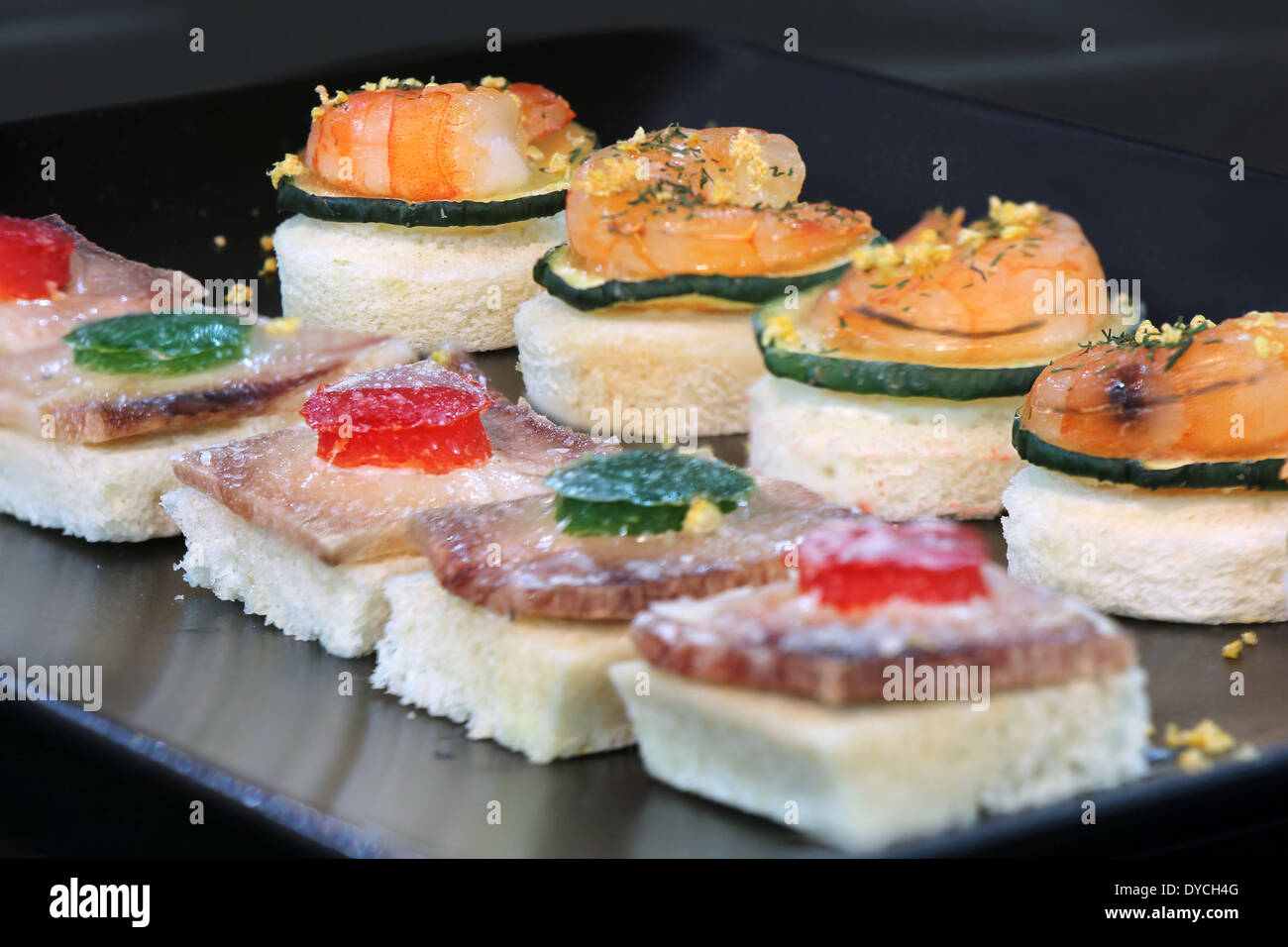 Crostino assortiti con gamberi e zucchine, fatti in casa piatti per le feste Foto Stock