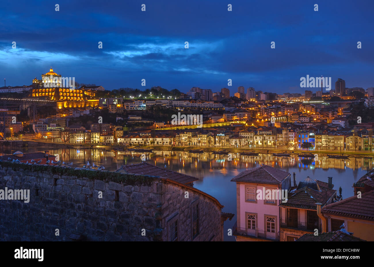 Panorama notturno di Porto e di Vila Nova de Gaia, Portogallo Foto Stock