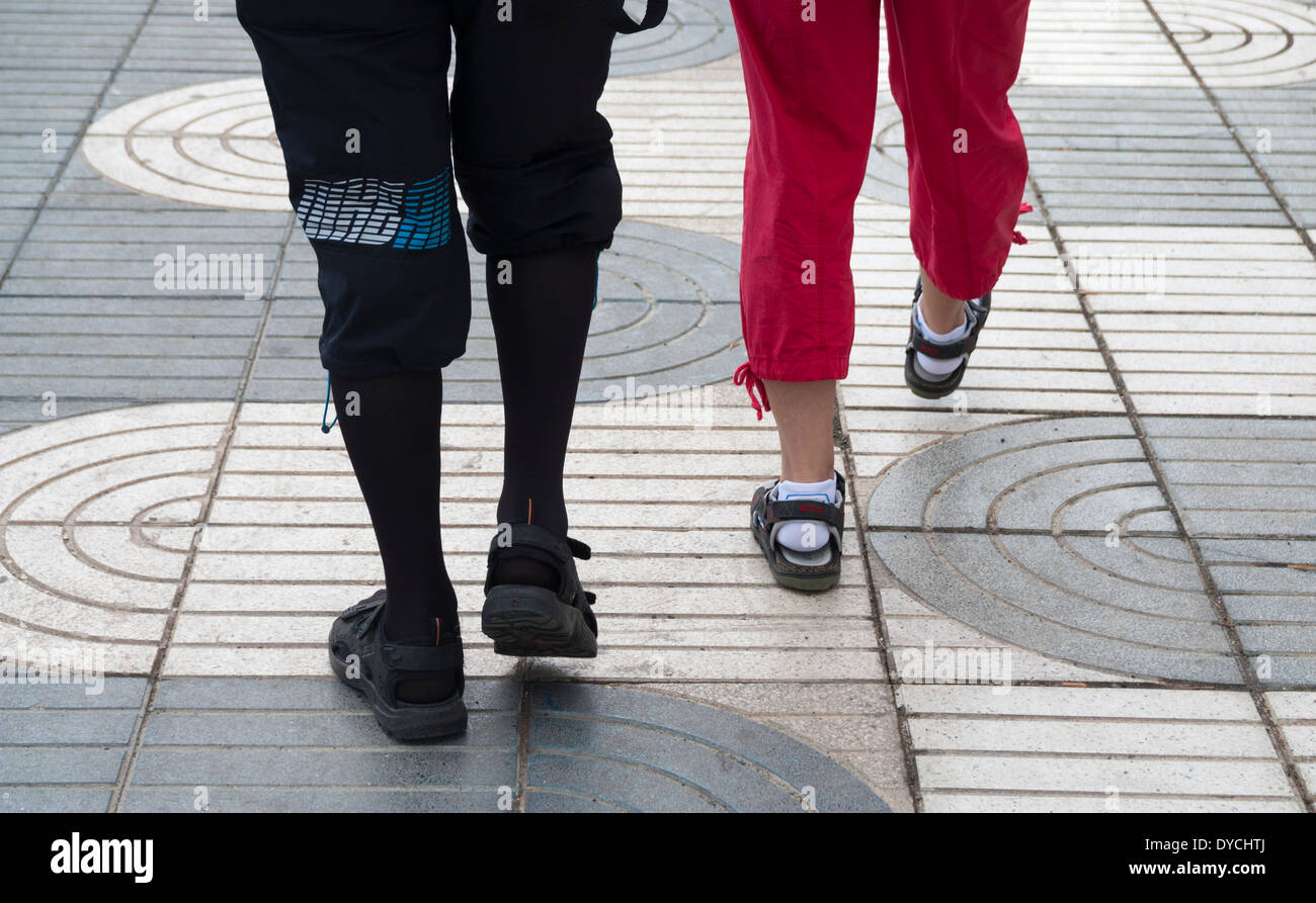 Paio di indossare i calzini e sandali in vacanza Foto Stock