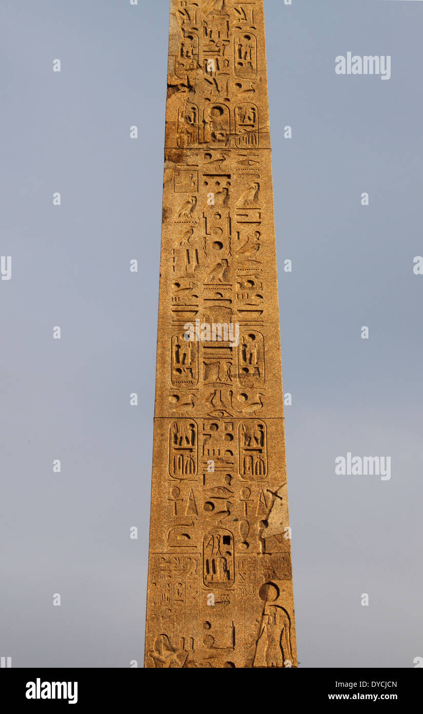 Visualizzazione dettagliata dell'obelisco egiziano in Piazza del Popolo di Roma, Italia Foto Stock