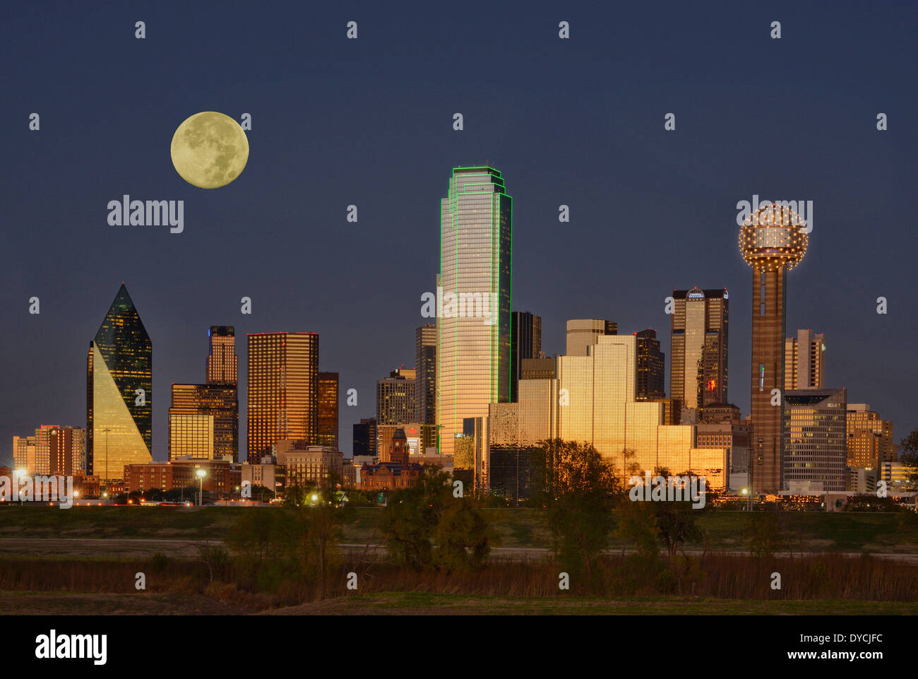 America del nord Texas USA Stati Uniti America Dallas grattacielo skyline del centro città crepuscolo glow tenebrologo urbano edifici, Foto Stock