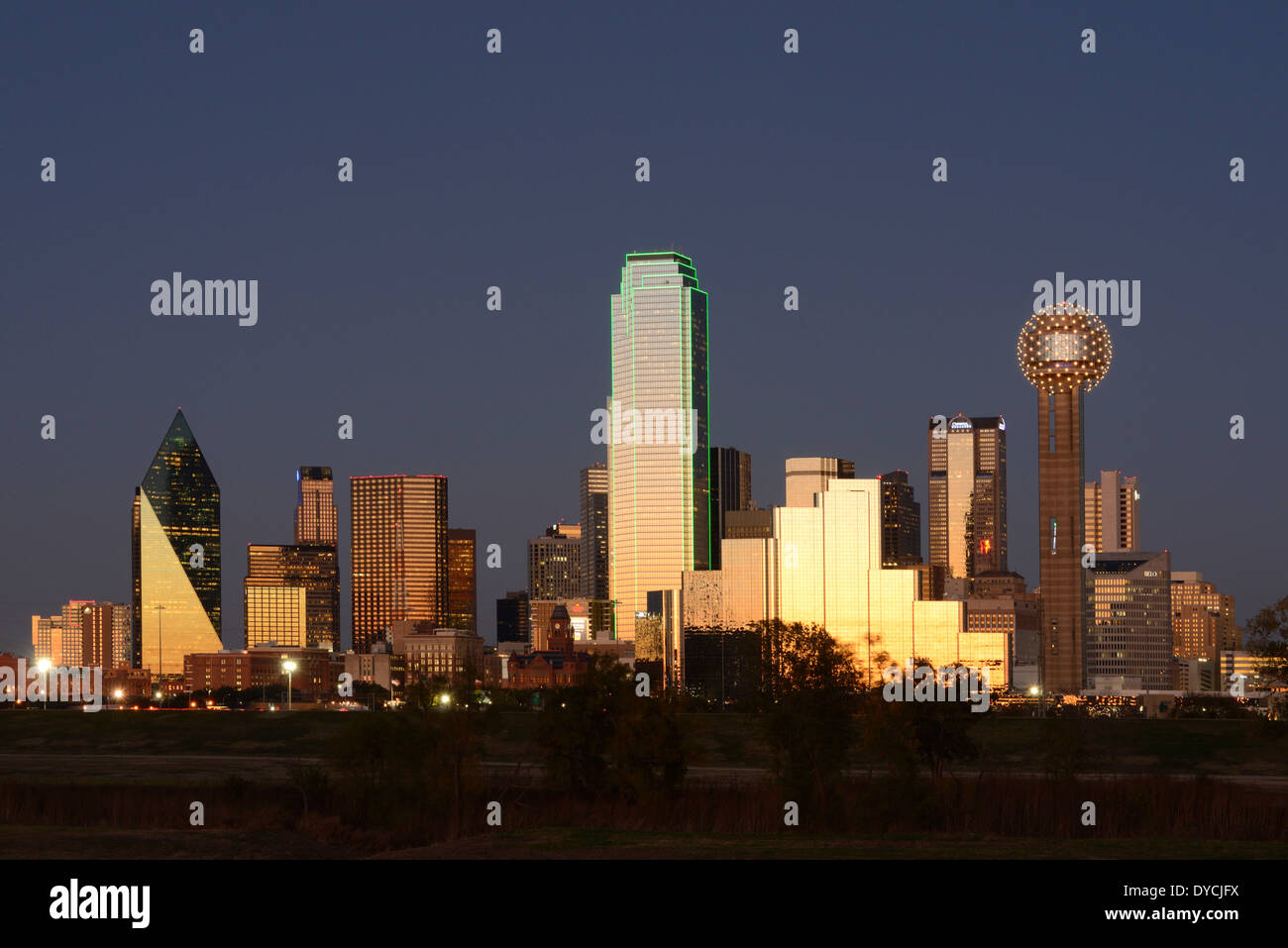 Nord America, Texas, Stati Uniti d'America, Stati Uniti, America, Dallas, skyline, città, nessun popolo, orizzontale, crepuscolo, candelette, edifici, vetro Foto Stock
