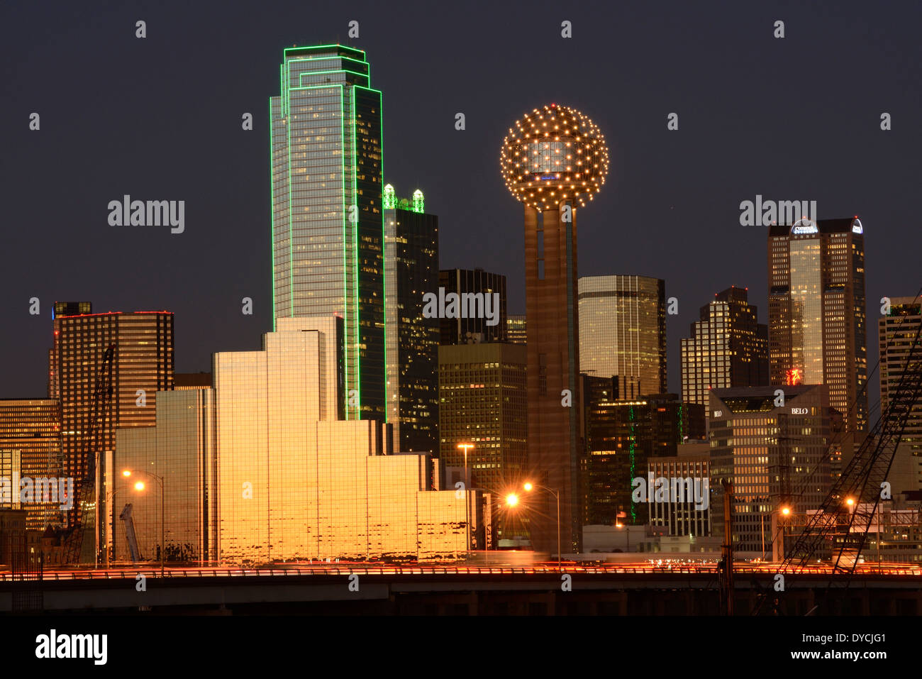 Nord America, Texas, Stati Uniti d'America, Stati Uniti, America, Dallas, skyline, città, nessun popolo, orizzontale, crepuscolo, candelette, edifici, vetro Foto Stock