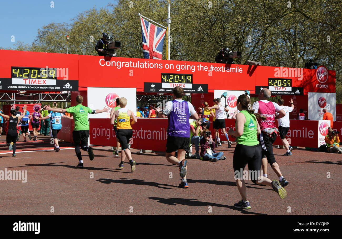 La maratona di Londra 2014 presso il centro commerciale Foto Stock