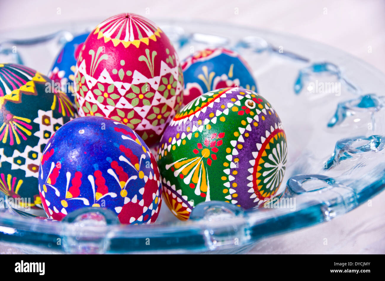 Colorate le uova di pasqua in una ciotola di vetro. Foto Stock