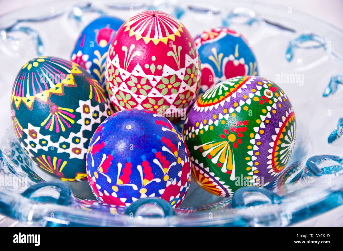 Colorate le uova di pasqua in una ciotola di vetro. Foto Stock