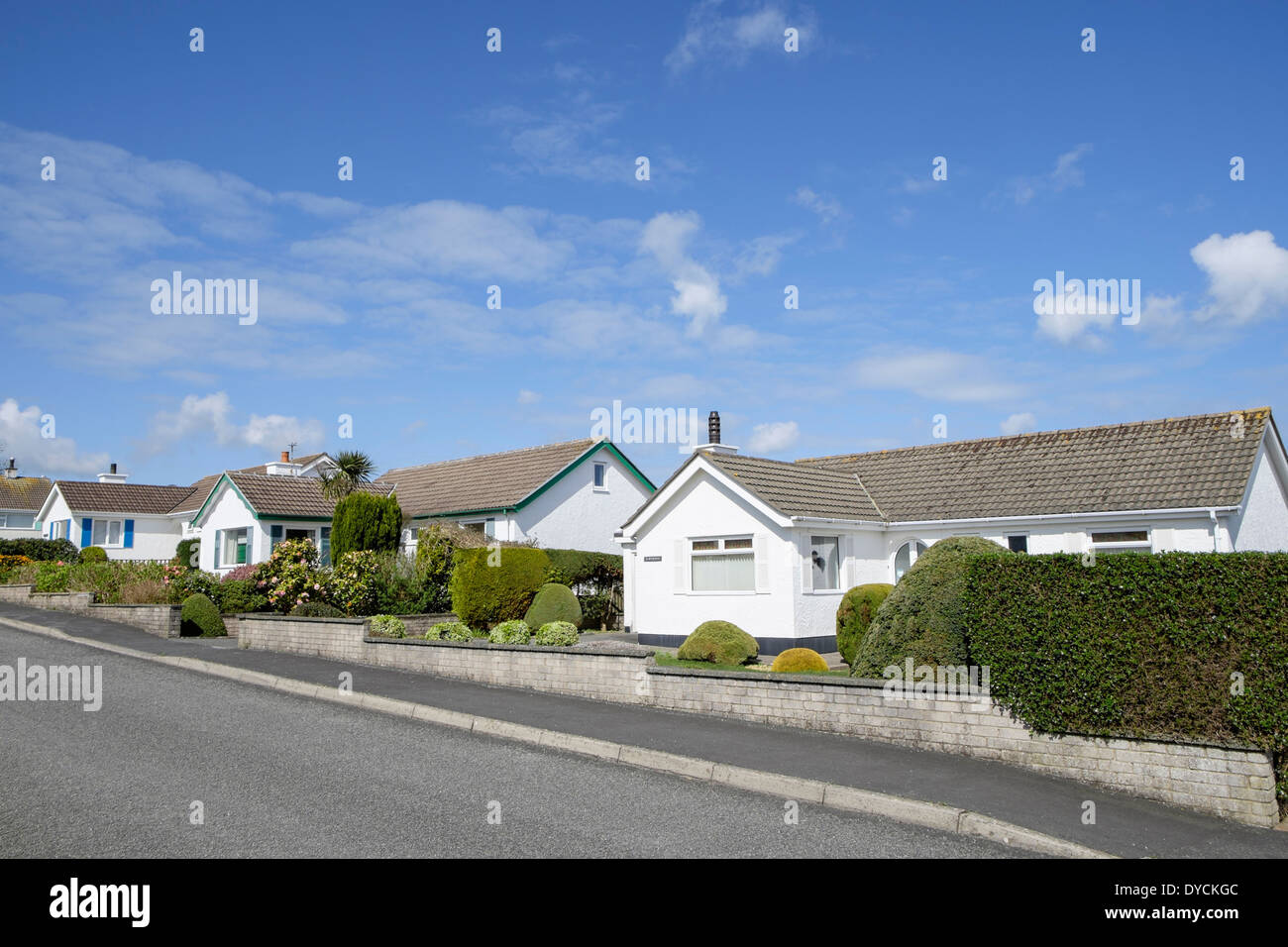 Bungalows staccati su una strada nel popolare villaggio posizione. Benllech, Isola di Anglesey, Galles del Nord, Regno Unito, Gran Bretagna Foto Stock