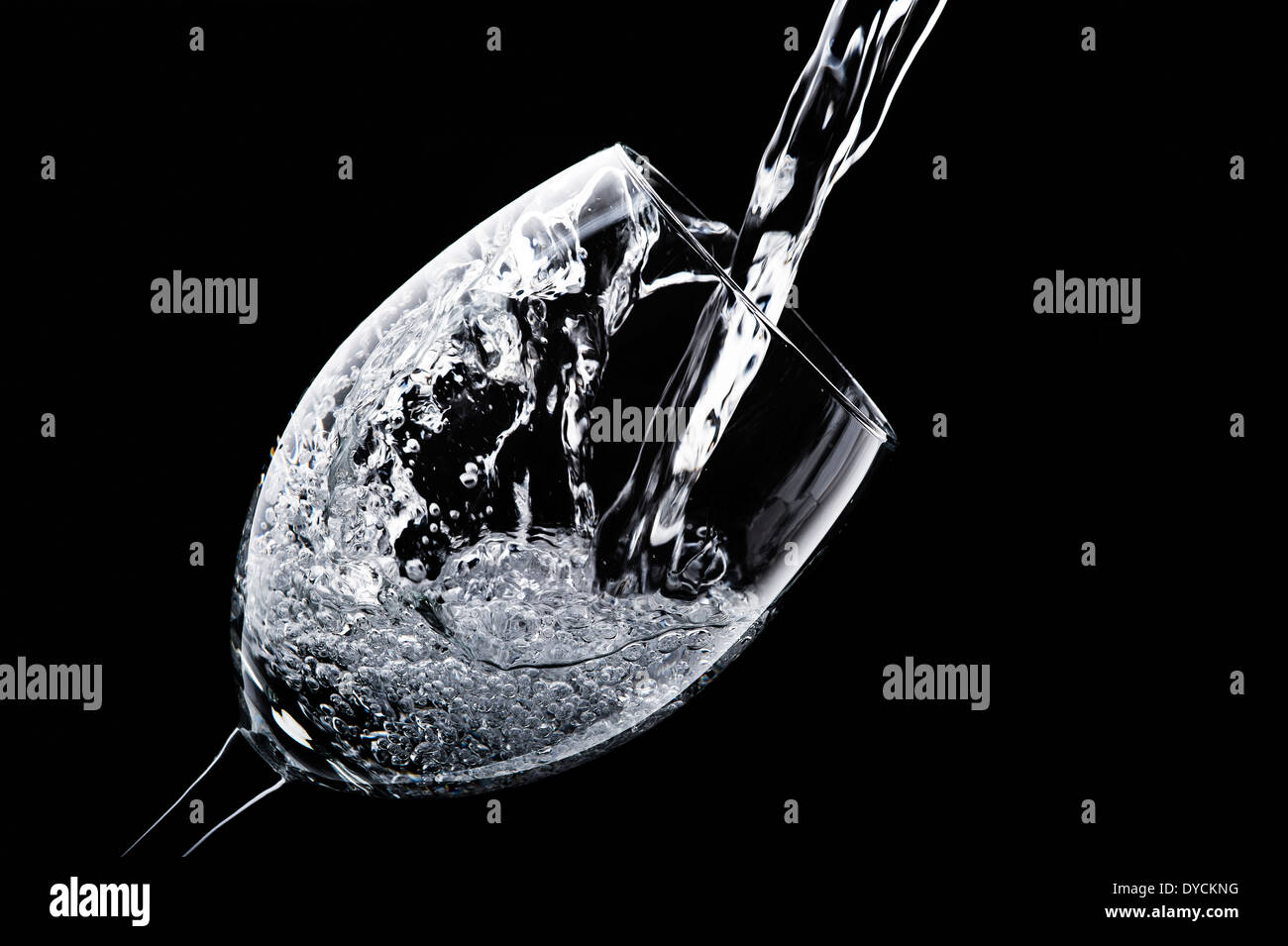 L'acqua versata in un bicchiere. Foto Stock