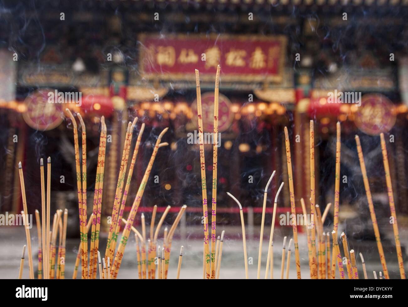 Hong Kong, Hong Kong, Cina. Xiv Apr, 2014. Adoratori bruciano incenso e pregano a Wong Tai Sin Temple di Hong Kong, Lunedì 14 Aprile, 2014. Wong Tai Sin Temple, costruito nel 1973, è uno di Hong Kong di colori più vivaci e intensi templi. Sempre occupato, Wong Tai Sin è un importante centro di culto daoista. Il tempio è dedicato a Wong Tai Sin, un mitico pastore che aveva il potere di guarigione. Egli è estremamente popolare divinità e la sua pittura è stato portato dalla Cina nel 1915 e spostato alla sua posizione attuale 6 anni più tardi. © Ringo Chiu/ZUMAPRESS.com/Alamy Live News Foto Stock
