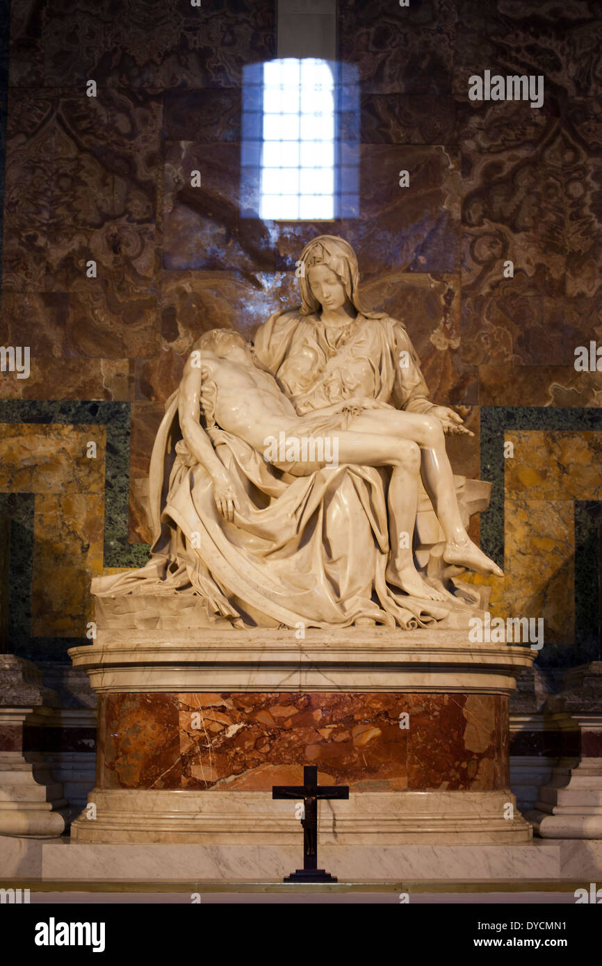 La Pietà e la Basilica di San Pietro, Roma, Italia Foto Stock