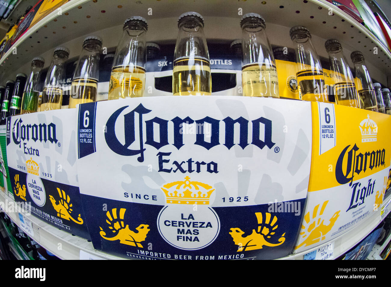 Bottiglie di birra Corona sono in vista di un supermercato in New York Foto Stock