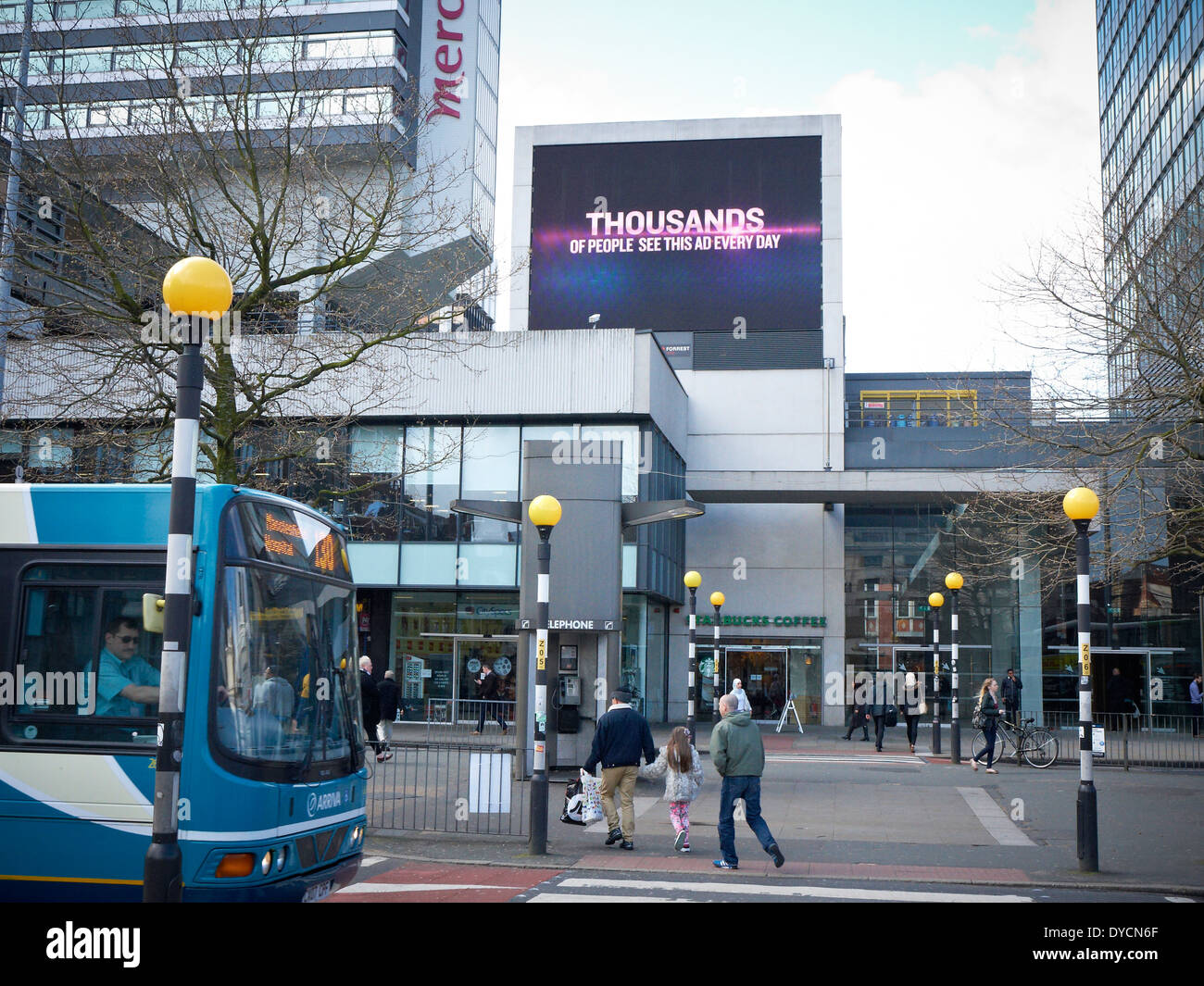 Vendere spazio pubblicitario su schermo a LED nella stazione degli autobus di Piccadilly Manchester UK Foto Stock