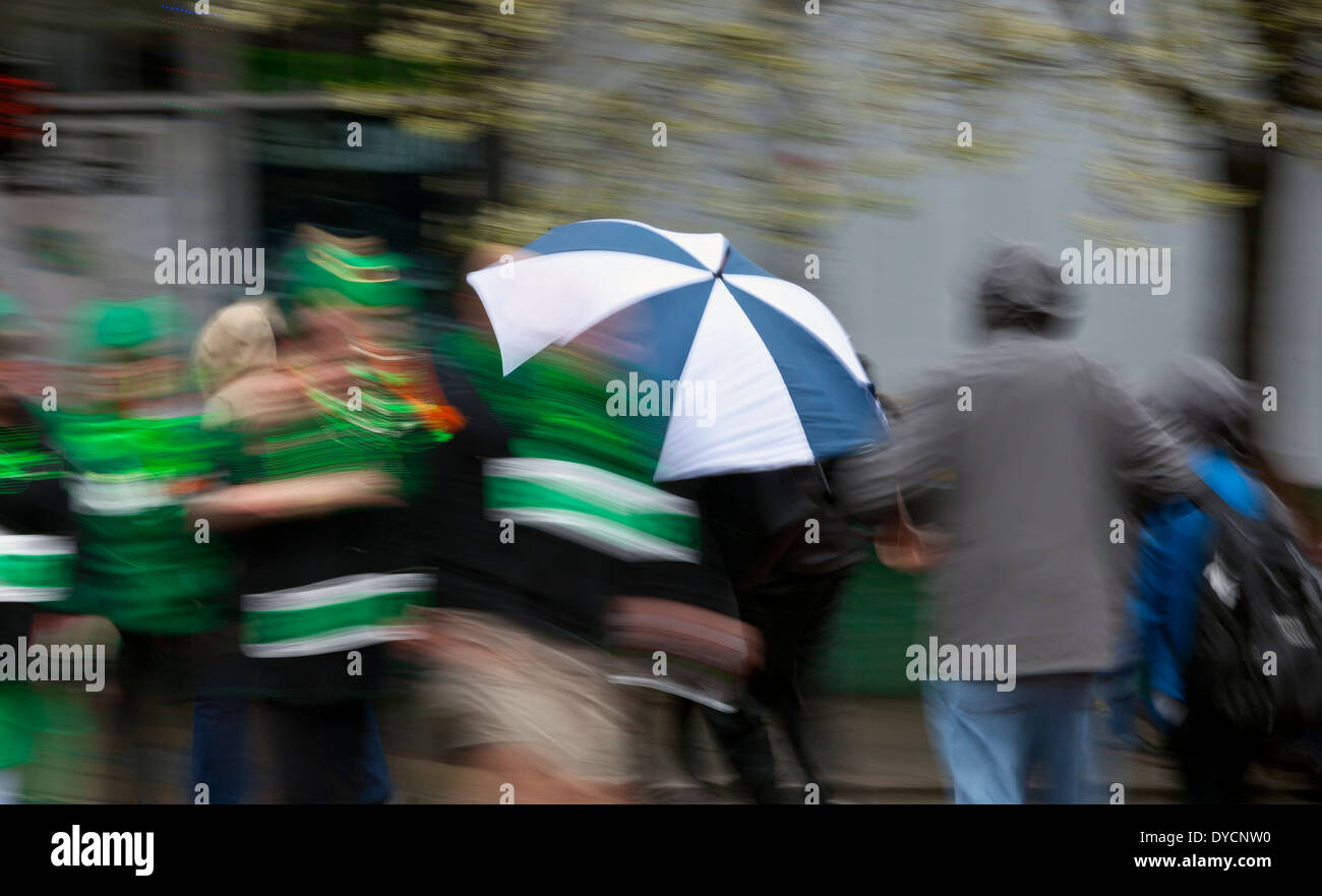 WA09541-00...WASHINGTON - persone con ombrello in un giorno di pioggia a Seattle. 2014 Foto Stock