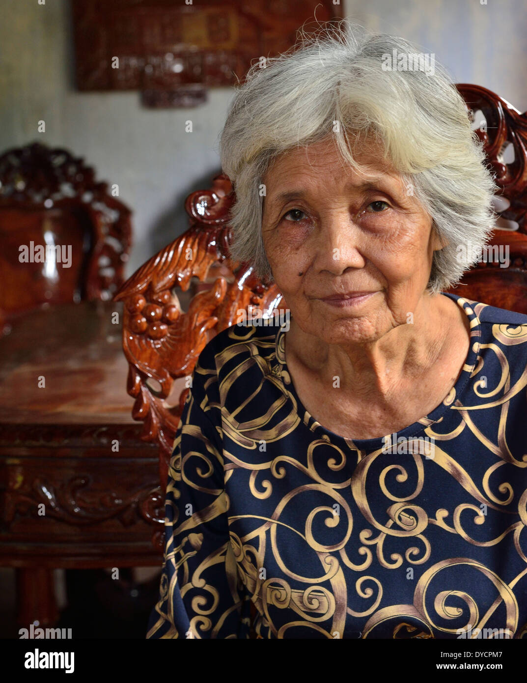 Il piccolo Yi Layieng di 67 anni si pose all'interno della prima stanza della casa di pét con pareti in gesso a Wat Kor, Battambang, Cambogia Foto Stock