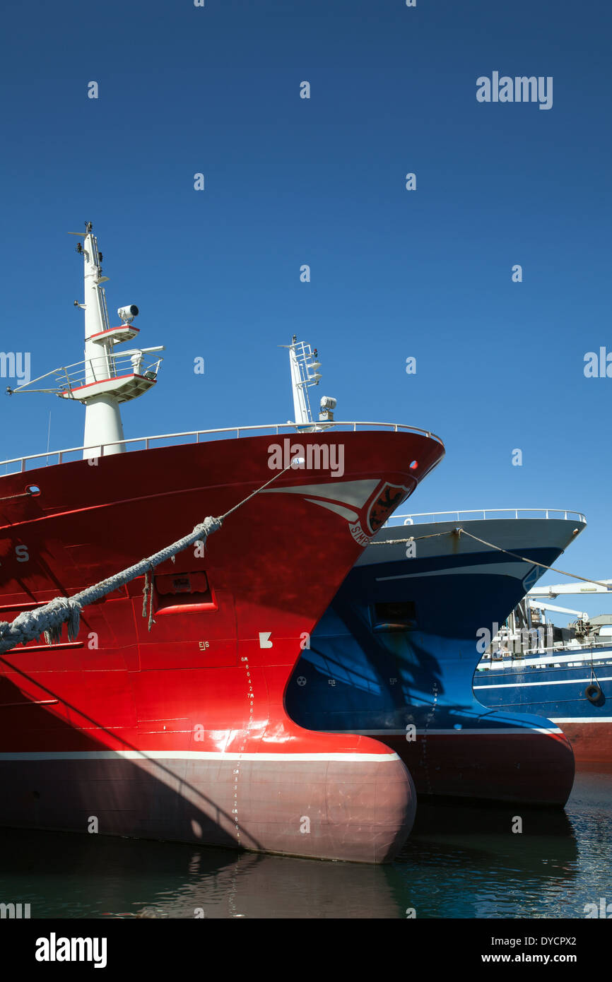 Prua a bulbo o lampadina sporgenti e la linea di galleggiamento CHRISTINA S FR 224 & 'KINGS CROSS' FR 380. Pesca pelagica scozzese flotta delle navi nel porto di Fraserburgh, Scozia, Foto Stock