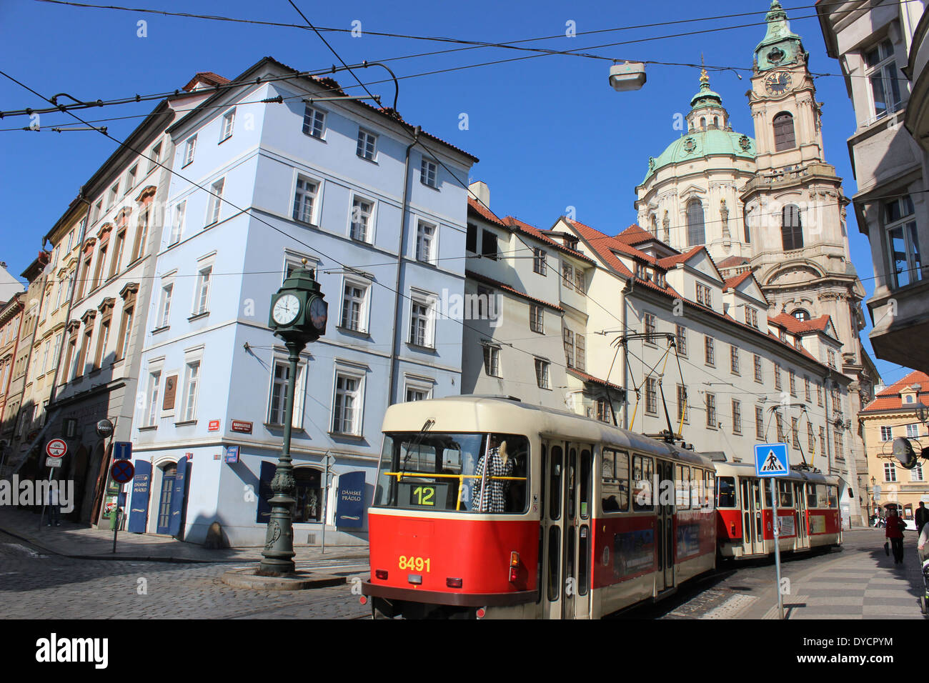 Una voce del tram verso il basso Karmelitska street, Praga. Foto Stock