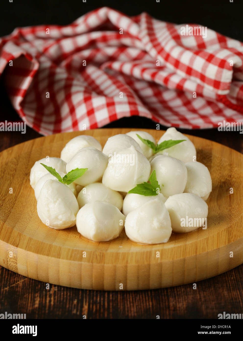 Palline di mozzarella con foglie di basilico Foto Stock