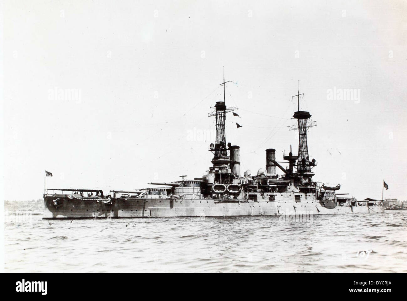 L'immagine AL-60 di The Kelly album raffigura dirigibili della North Island Naval Air Station di San Diego, mostrando le prime tecnologie dell'aviazione navale. La fotografia evidenzia l'importante ruolo dei dirigibili nelle operazioni militari durante i primi anni del XX secolo. Foto Stock