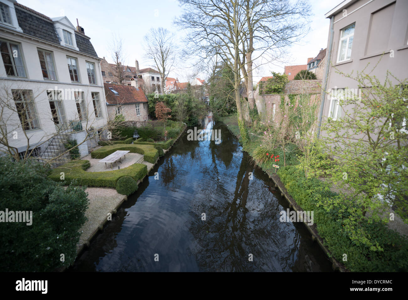 BRUGES, Belgio - a volte chiamata "la Venezia del Nord", la storica città fiamminga di Bruges ha canali che attraversano la città vecchia. Prima che l'accesso all'acqua fosse scientato, Bruges era un importante porto commerciale. L'architettura medievale e i sereni canali modellano il paesaggio urbano di Bruges, spesso chiamato "la Venezia del Nord". Essendo una città patrimonio dell'umanità dell'UNESCO, Bruges offre ai visitatori un viaggio nel passato dell'Europa, con i suoi edifici ben conservati e le strade acciottolate che riflettono la ricca storia della città. Foto Stock