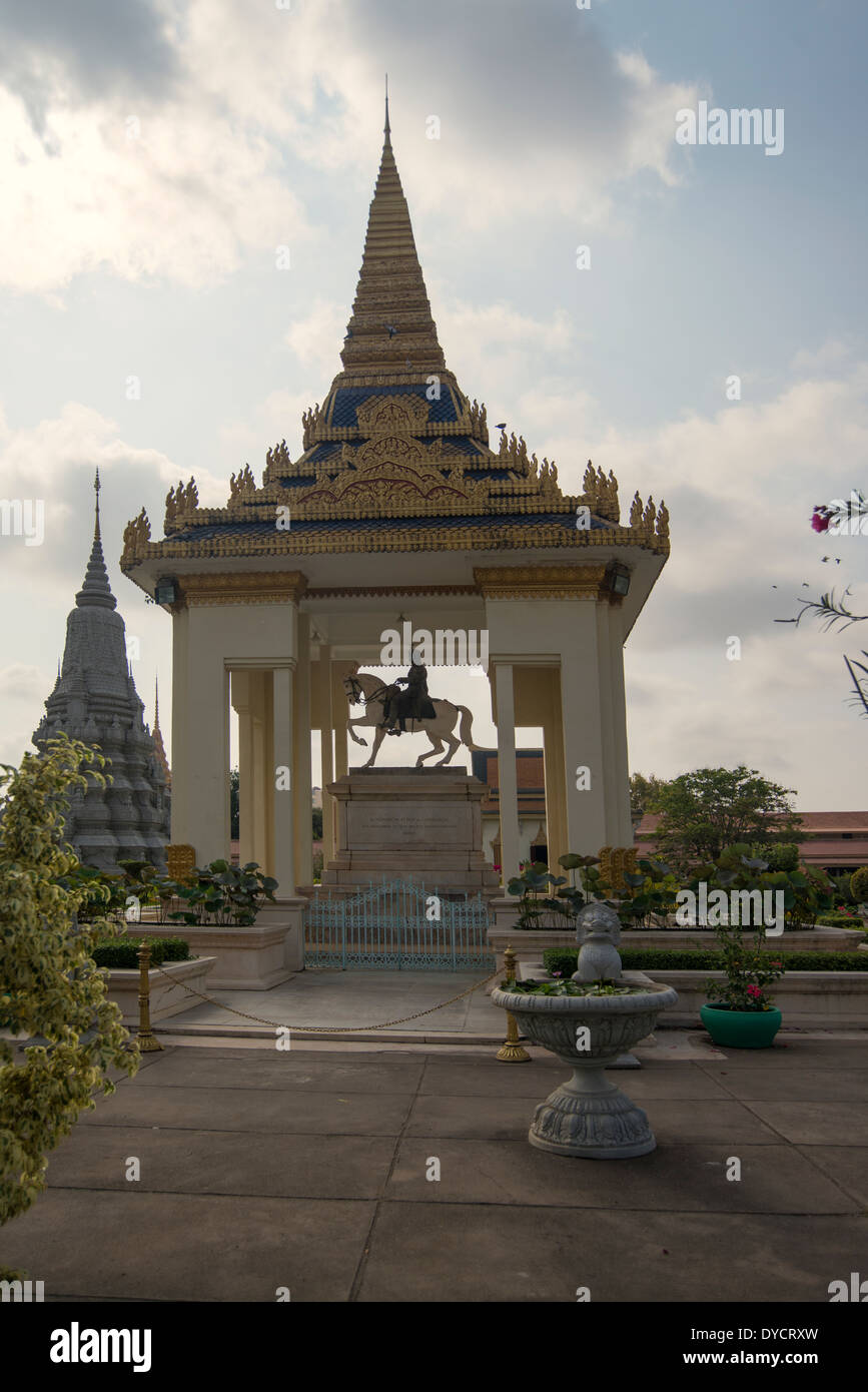 Re Norodom della statua, Royal Palace, Phom Phen Foto Stock