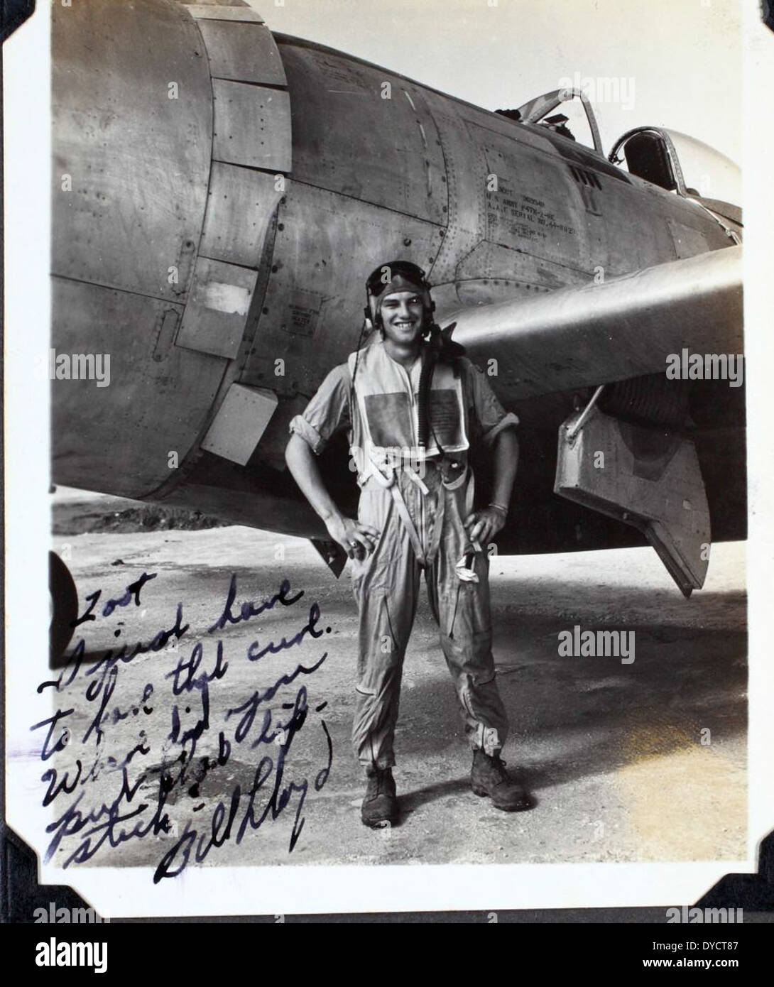 Questa fotografia dell'album Perdomo mostra Oscar Perdomo, un distinto asso dei caccia del 464th Fighter Squadron durante la seconda guerra mondiale, accanto al suo aereo. Foto Stock