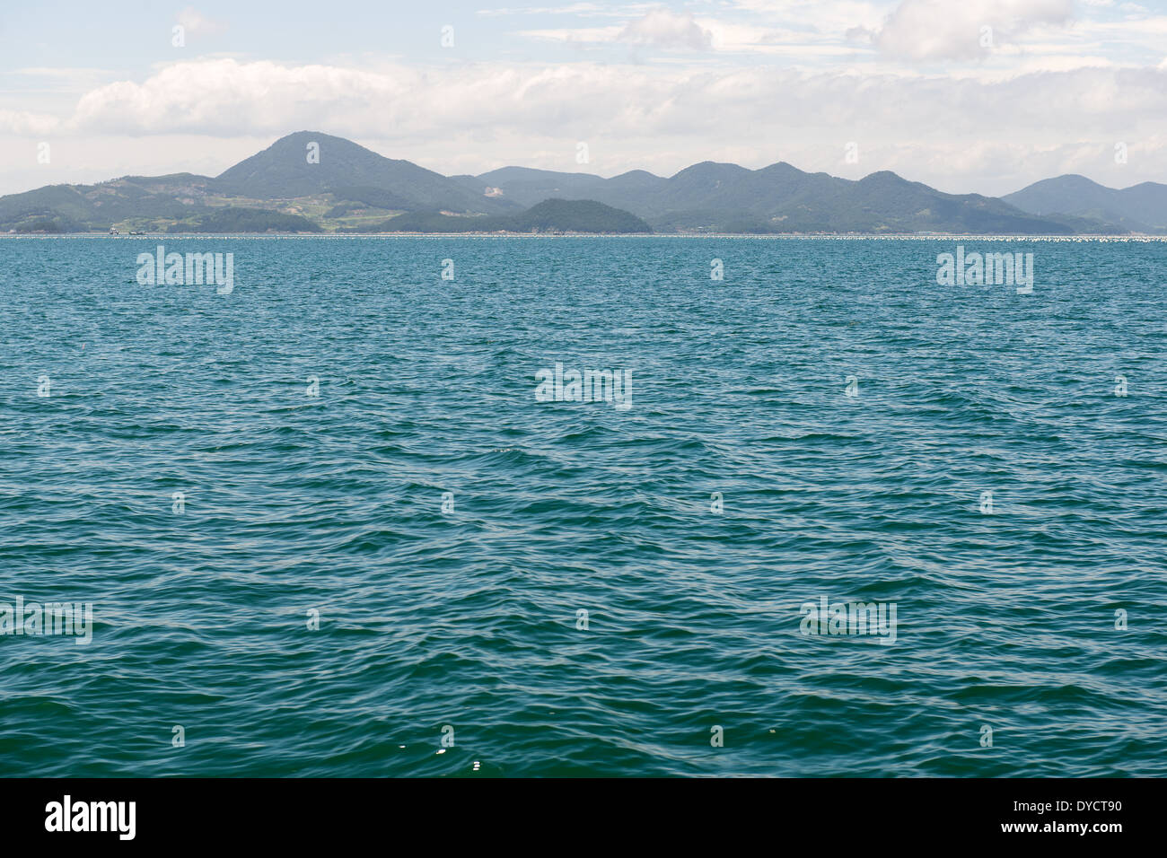 Linea costiera della Corea del Sud vicino a Yeosu come si vede da una nave Foto Stock