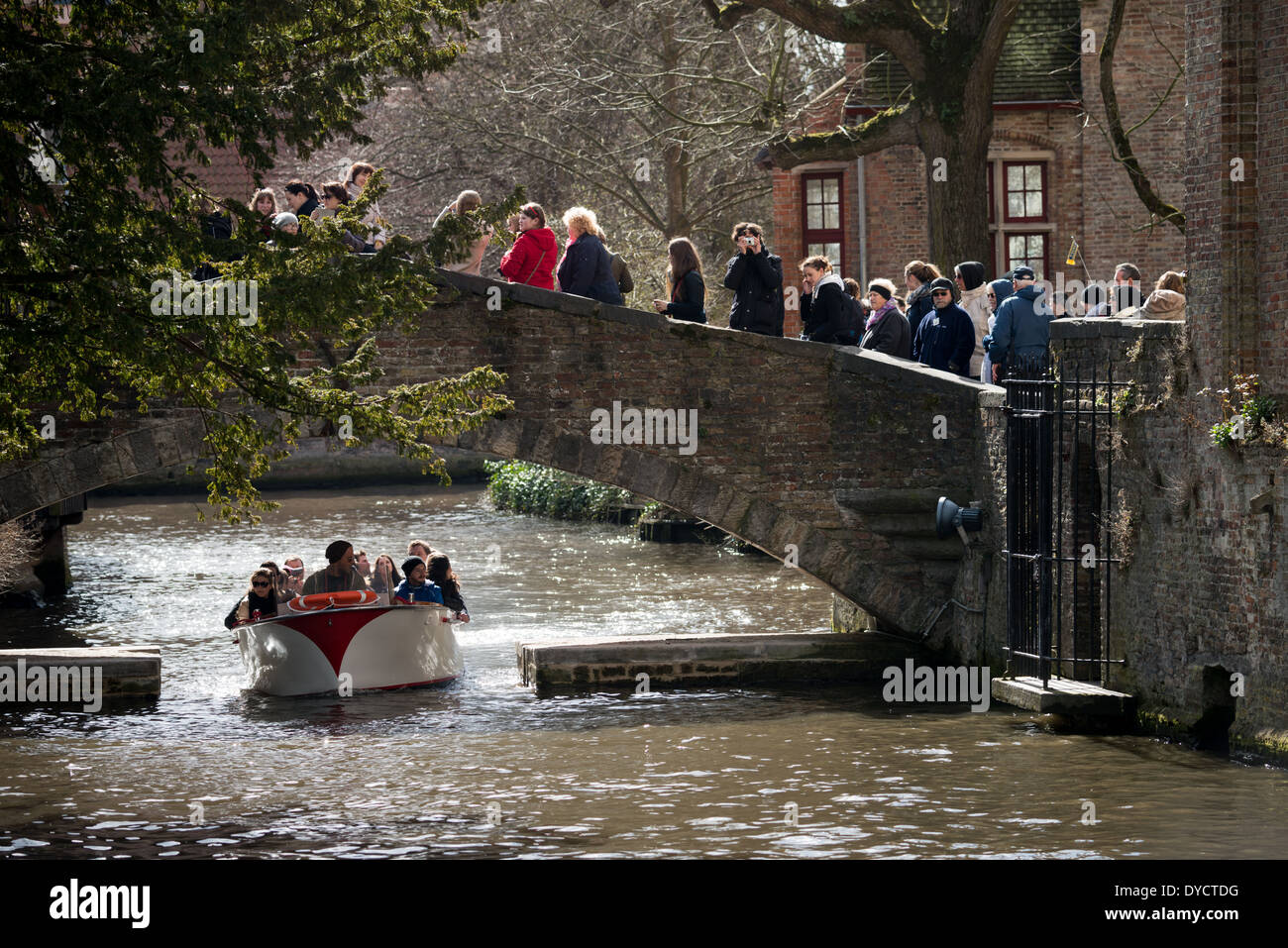 BRUGES, Belgio - a volte chiamata "la Venezia del Nord", la storica città fiamminga di Bruges ha canali che attraversano la città vecchia. Prima che l'accesso all'acqua fosse scientato, Bruges era un importante porto commerciale. L'architettura medievale e i sereni canali modellano il paesaggio urbano di Bruges, spesso chiamato "la Venezia del Nord". Essendo una città patrimonio dell'umanità dell'UNESCO, Bruges offre ai visitatori un viaggio nel passato dell'Europa, con i suoi edifici ben conservati e le strade acciottolate che riflettono la ricca storia della città. Foto Stock