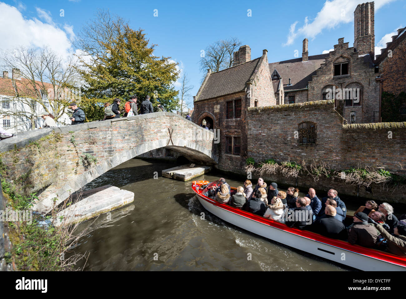 BRUGES, Belgio - a volte chiamata "la Venezia del Nord", la storica città fiamminga di Bruges ha canali che attraversano la città vecchia. Prima che l'accesso all'acqua fosse scientato, Bruges era un importante porto commerciale. L'architettura medievale e i sereni canali modellano il paesaggio urbano di Bruges, spesso chiamato "la Venezia del Nord". Essendo una città patrimonio dell'umanità dell'UNESCO, Bruges offre ai visitatori un viaggio nel passato dell'Europa, con i suoi edifici ben conservati e le strade acciottolate che riflettono la ricca storia della città. Foto Stock