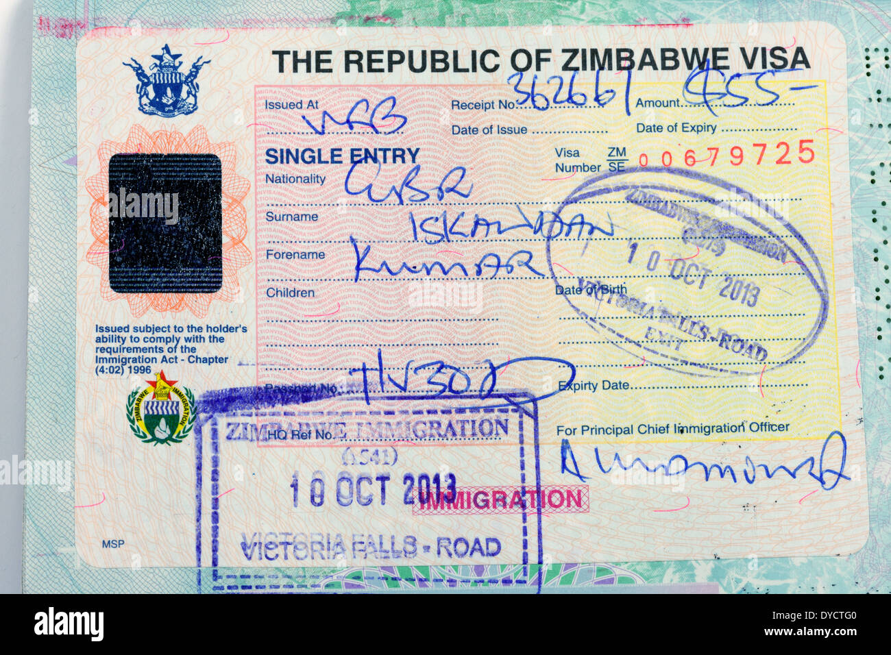 Zimbabwe visa nel passaporto di un british holiday viaggiatore; corsa africana Foto Stock