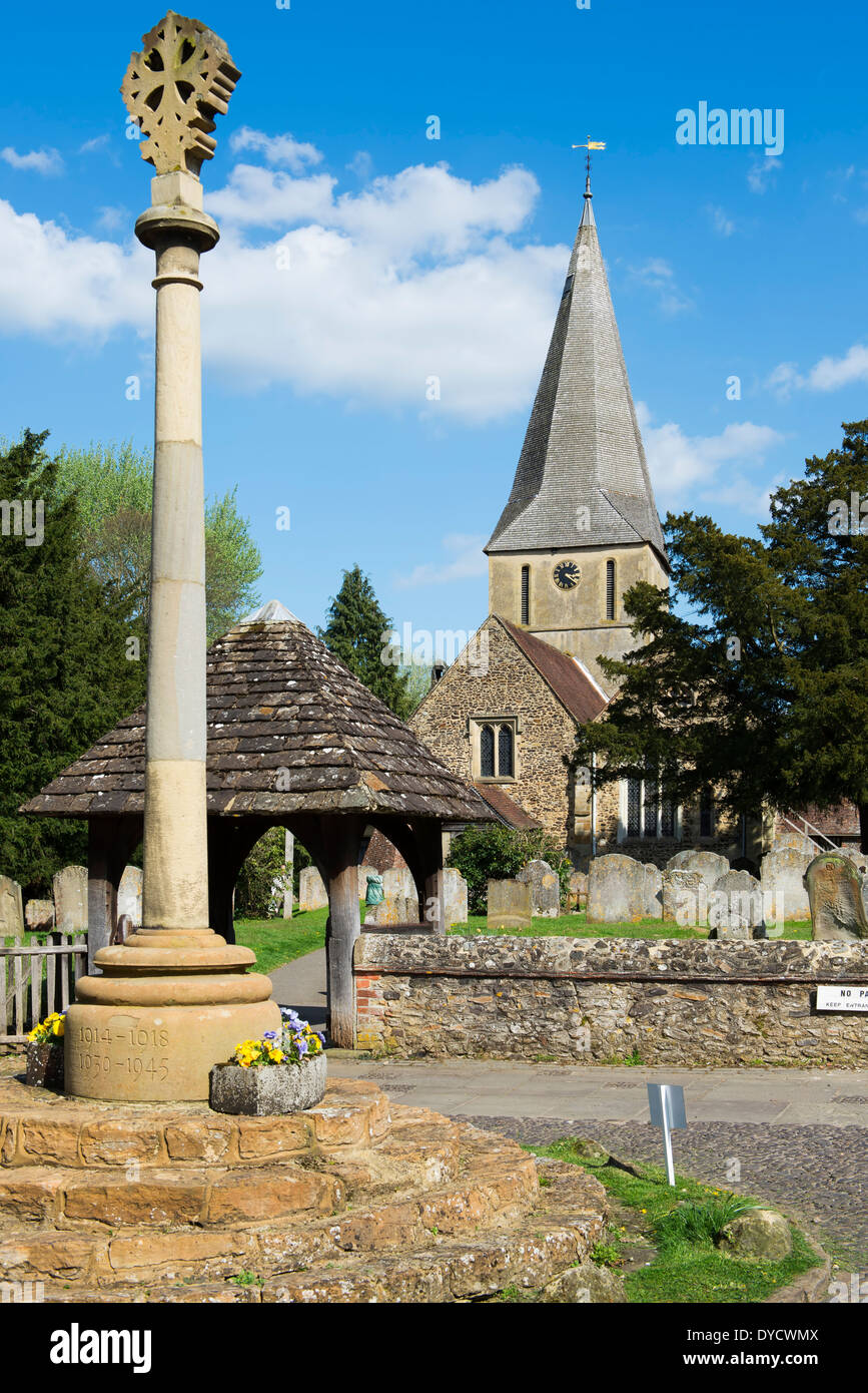 Il memoriale di guerra e la chiesa di San Giacomo nel villaggio di Shere sulla North Downs, Surrey, Regno Unito Foto Stock