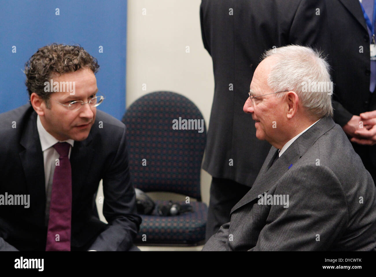 Il Ministro delle finanze tedesco Wolfgang Schaeuble parlare con Jeroen Dijsselbloem( Presidente dell' Eurogruppo) in occasione della riunione informale dei Ministri degli affari economici e finanziari presso la Sala Zappeion ad Atene. Europea e della zona euro i ministri delle finanze si incontrano e organizzare conferenze stampa oggi ad Atene Foto Stock