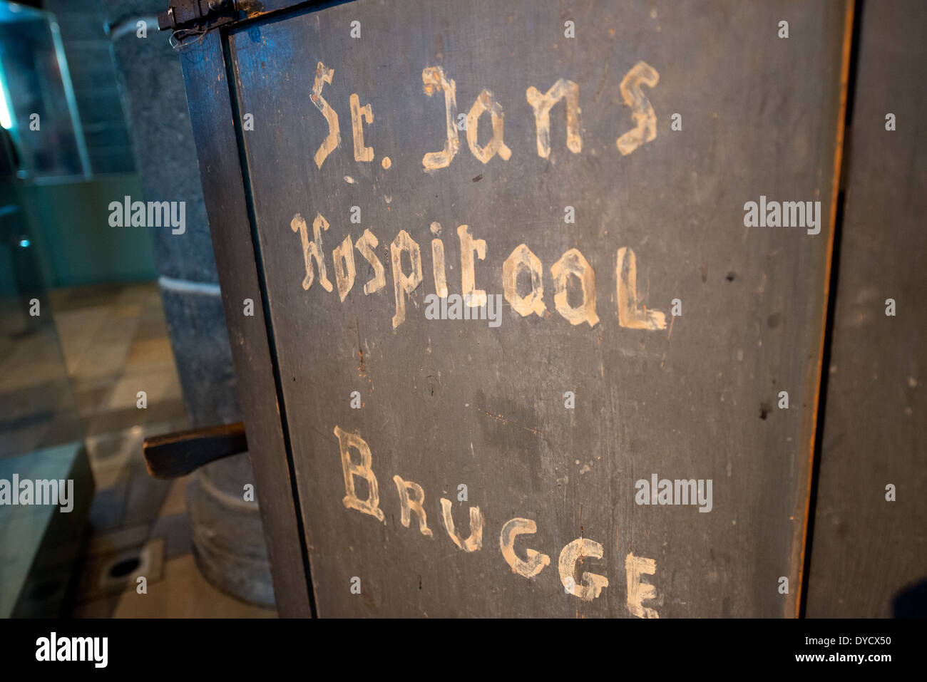 Sint-Janshospitaal Old Ambulance Bruges Belgio // BRUGES, Belgio — un'ambulanza originale si trova in mostra al Sint-Janshospitaal (Old St. John's Hospital), uno degli edifici ospedalieri più antichi d'Europa sopravvissuti. Lo storico mezzo di trasporto medico rappresenta un importante manufatto nella collezione del museo che documenta la storia della sanità. L'ospedale, risalente all'XI secolo, è oggi un museo che conserva il patrimonio medico medievale e successivamente. Foto Stock