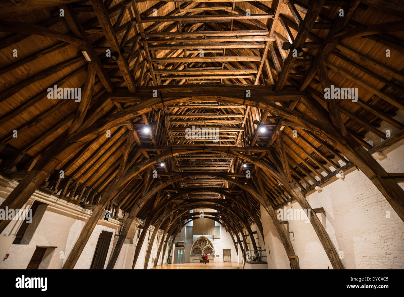 BRUGES, Belgio - originale tetto in legno sostiene esposto in una sala di alto livello presso l'Old St John's Hospital di Bruges, Belgio. Old St John's Hospital è uno dei più antichi edifici ospedalieri sopravvissuti d'Europa che risale al 11th ° secolo. In origine ha trattato pellegrini e viaggiatori malati. In seguito furono aggiunti un monastero e un convento. Ora è un museo. L'architettura medievale e i sereni canali modellano il paesaggio urbano di Bruges, spesso chiamato "la Venezia del Nord". Essendo una città patrimonio dell'umanità dell'UNESCO, Bruges offre ai visitatori un viaggio nel passato dell'Europa, con i suoi edifici ben conservati e le sue acciottolate Foto Stock