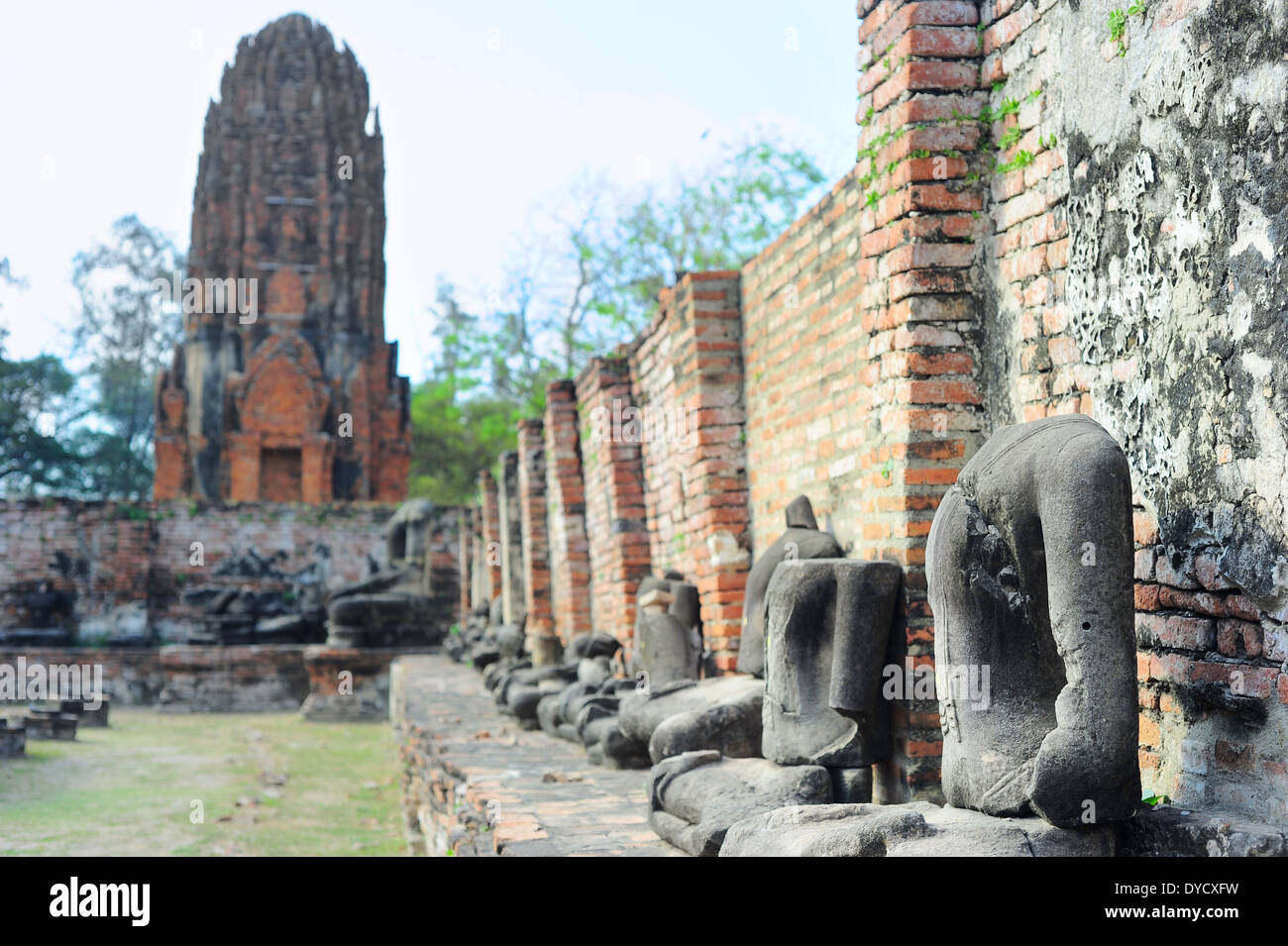 Una fila di statue di Buddha senza testa in Ayutthaya parco storico, Ayutthaya , della Thailandia Foto Stock