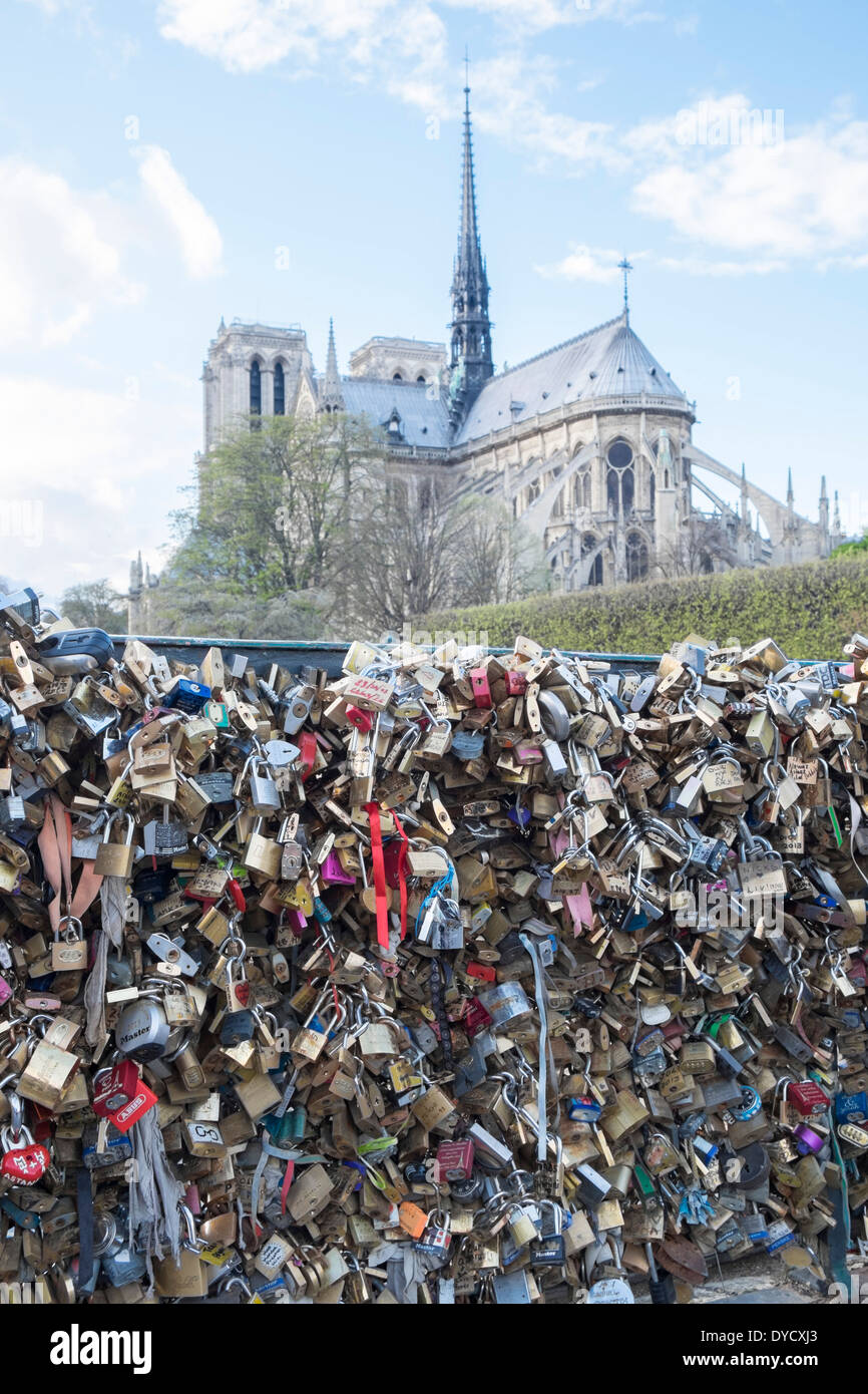 Amore si blocca sul Pont des Arts bridge in Parigi, sopra il fiume Senna, Parigi, Francia. Foto Stock