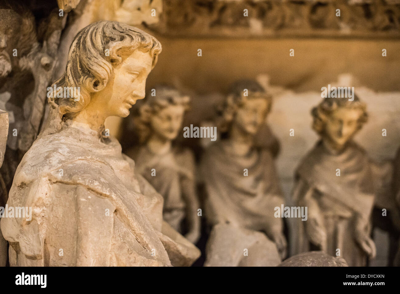 Sint-Janshospitaal Gothic Portal Bruges Belgio // BRUGES, Belgio — Un portale in pietra gotica che combina l'iconografia della Vergine Maria e del giudizio universale è esposto al Sint-Janshospitaal (Old St. John's Hospital). Il portale del XIII secolo presenta scene scolpite tra cui la morte della Vergine, Cristo con intercessori e figure apostoliche. Questo elemento architettonico dimostra l'influenza dello stile gotico della Francia settentrionale sull'arte religiosa belga medievale. Foto Stock