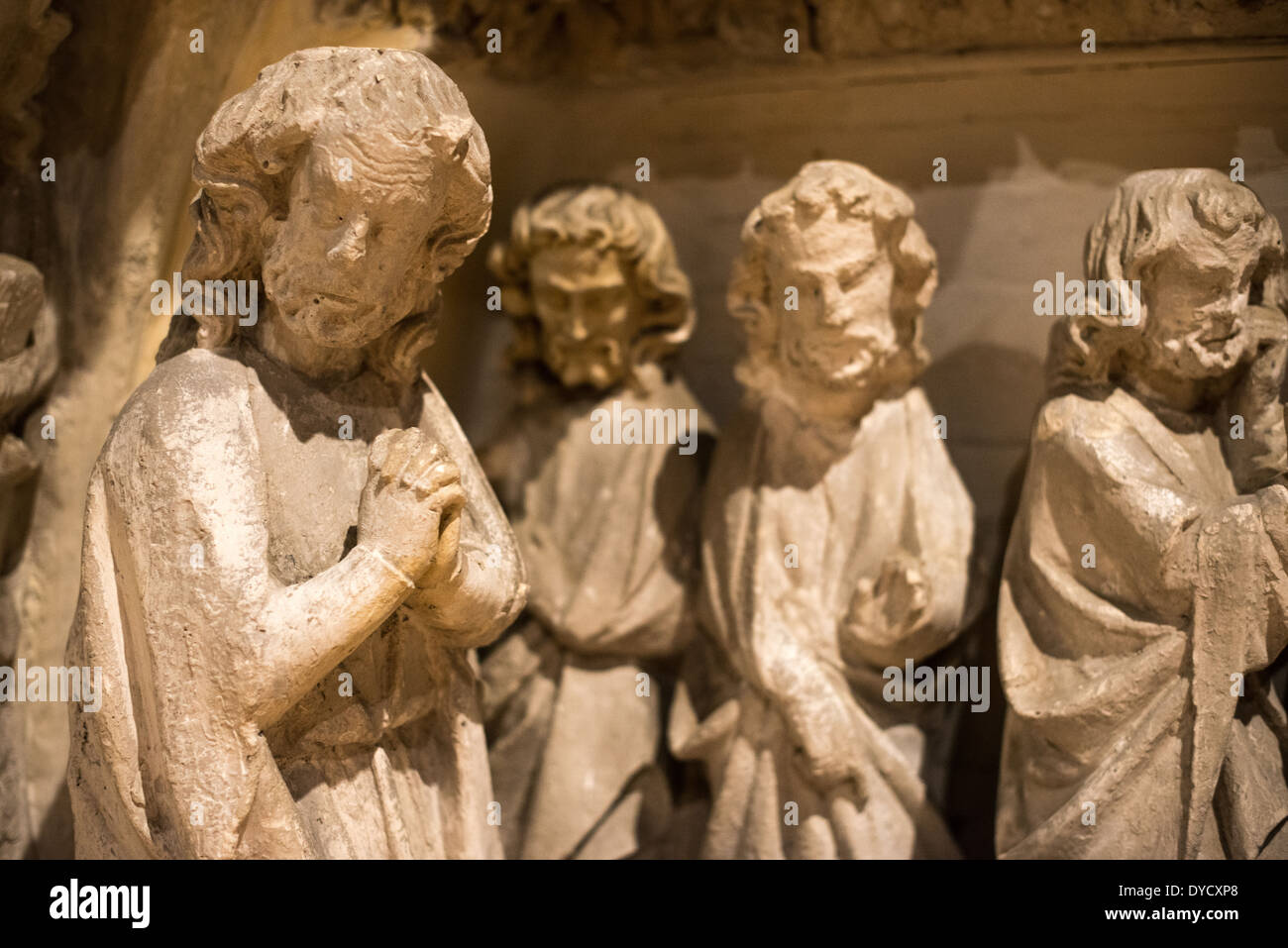 Sint-Janshospitaal Portal Sculpture Bruges Belgio // BRUGES, Belgio — Un portale in pietra gotica che combina l'iconografia della Vergine Maria e del giudizio universale è esposto al Sint-Janshospitaal (Old St. John's Hospital). Il portale del XIII secolo presenta scene scolpite tra cui la morte della Vergine, Cristo con intercessori e figure apostoliche. Questo elemento architettonico dimostra l'influenza dello stile gotico della Francia settentrionale sull'arte religiosa belga medievale. Foto Stock